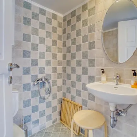 Stylish And Cozy In By Explore Apartament Ándros